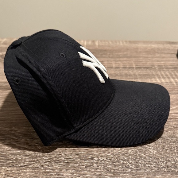 Gucci Black and White Embroidered Cap - Picture 4 of 8